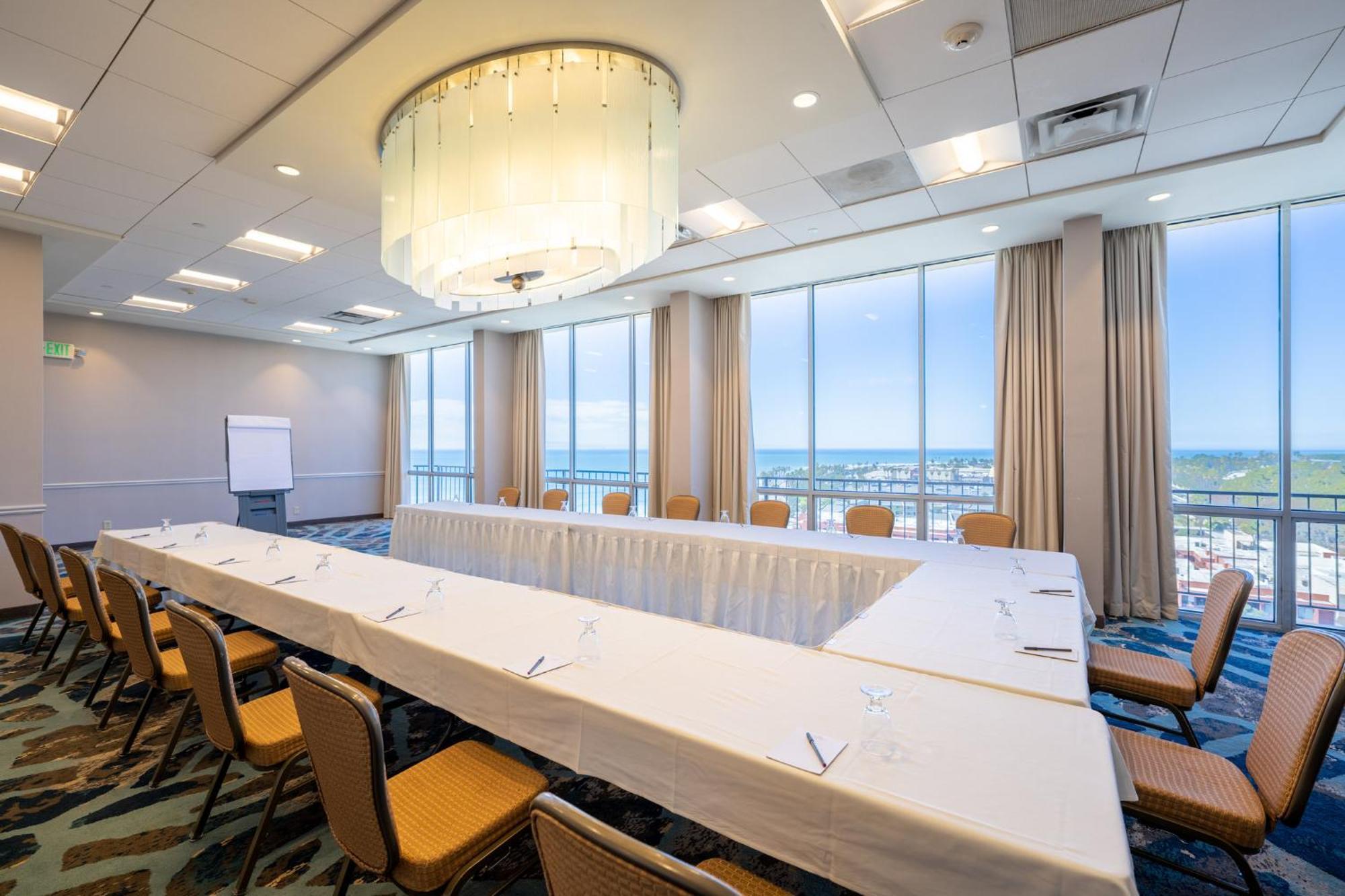 Crowne Plaza Ventura Beach By Ihg Esterno foto